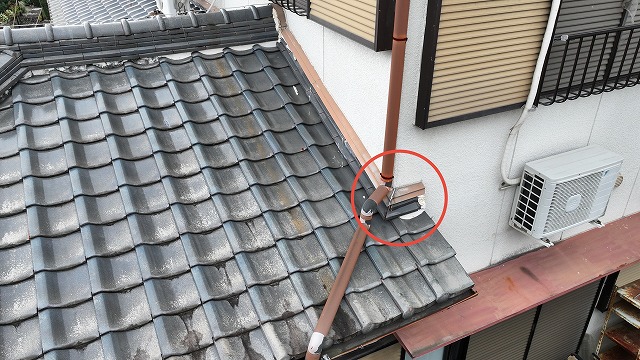 樋の割れの写真