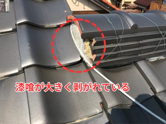 多治見市根本町の和瓦屋根で、棟鬼瓦まわりの漆喰が大きく剥がれ、下地の土が見えている状態。防水性が低下し、雨水が侵入しやすくなっている。
