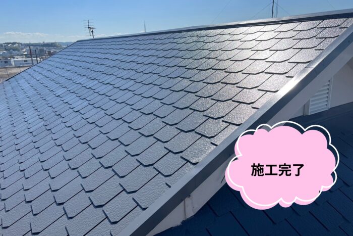 太陽光で艶がでた綺麗な仕上がりの屋根全体を写した完成写真