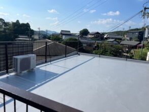 完成後のベランダ全景。ツヤのある青い防水層が空を映している