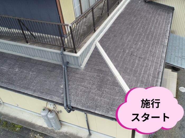 施工前の下屋根全体。色あせが進み防水性能低下が見られる状態。