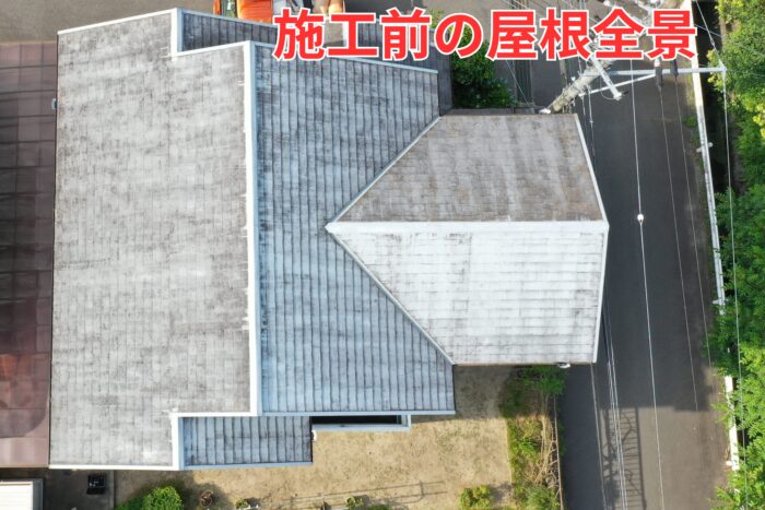 可児市大森のスレート屋根を上空から撮影。全体に色あせが広がり、防水効果が低下した状態が確認できる。