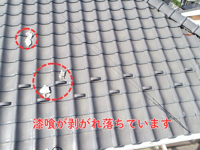 棟瓦の下部で漆喰が崩れ落ち、内部の土が露出している様子