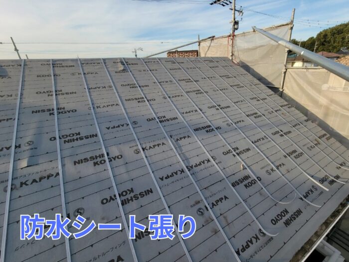 新しいルーフィングを屋根全面に貼り終えた写真。重ね幅も均等で防水性の高い状態。