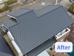 葺き替え後の新しい瓦屋根をドローンから撮影した写真。濃いグレーの瓦が均一で美しく仕上がっている。