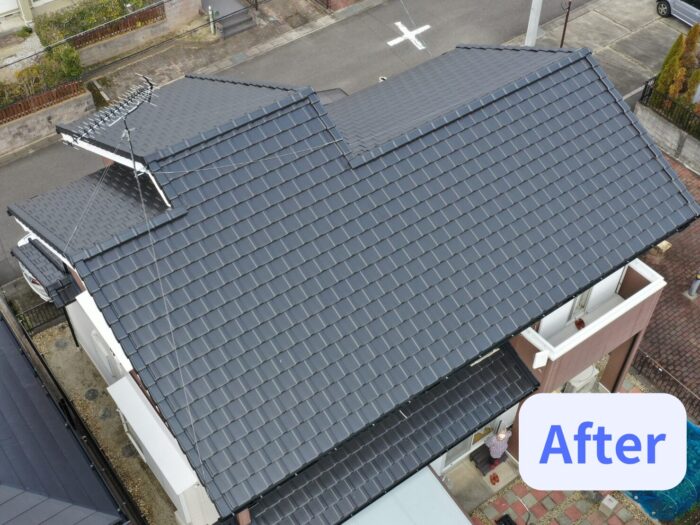 葺き替え後の新しい瓦屋根をドローンから撮影した写真。濃いグレーの瓦が均一で美しく仕上がっている。