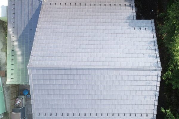 新しく葺き替えられたグレーの屋根材が均一に美しく仕上がっている。