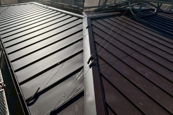 瀬戸市坂上町で行った屋根葺き替え工事の完成後の外観写真。新しい屋根で全体が明るく整った様子。