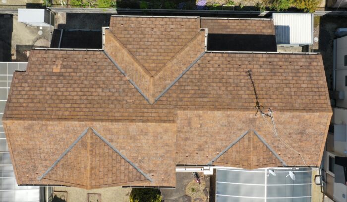 ドローンで撮影した屋根全体の写真。スレート屋根に色ムラが出ている様子