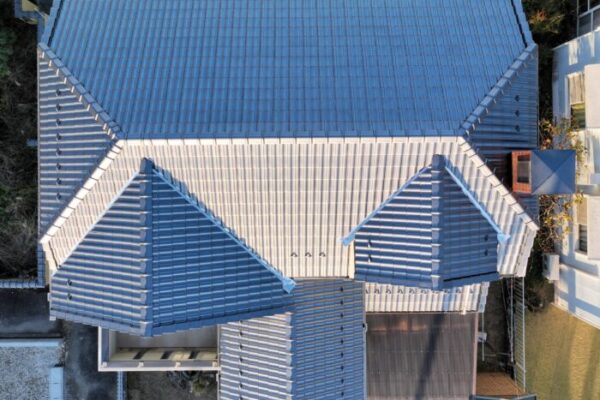 多治見市希望ヶ丘で屋根葺き替え工事が完了した住宅を、ドローンで真上から撮影した写真。