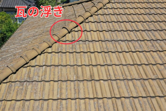 釘が浮き、棟瓦が安定していない状態