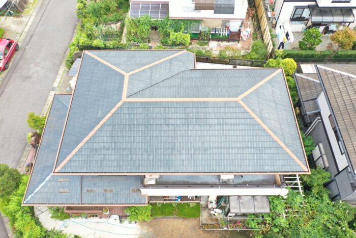 可児市桂ヶ丘の住宅全体を上空から撮影したスレート屋根の写真