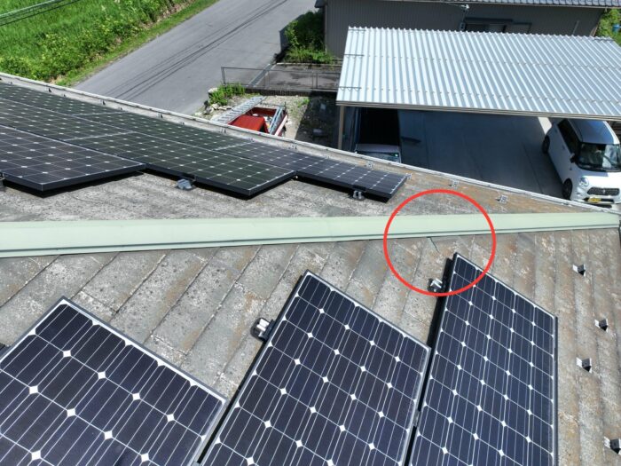 スレート屋根が割れて一部欠損している状態