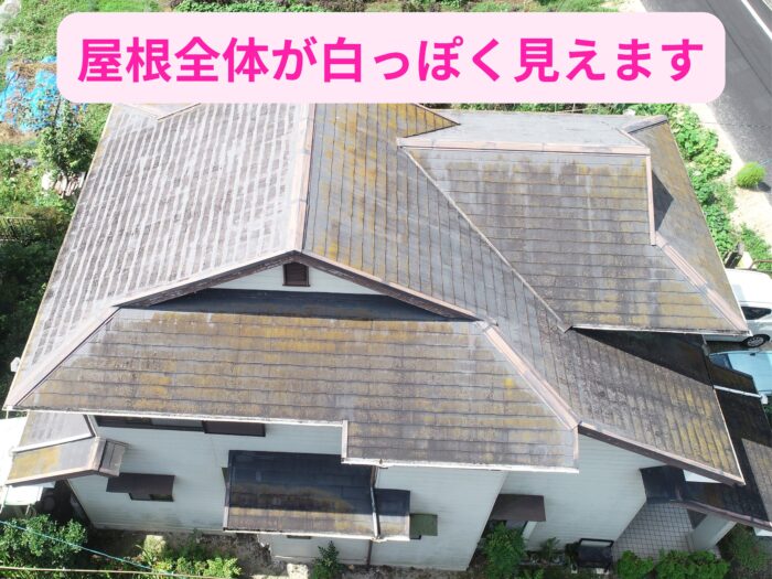 全体的に色褪せたスレート屋根のドローン写真