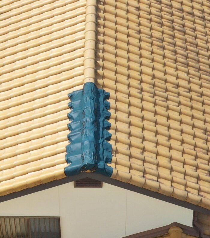 応急処置された屋根のアップ写真
