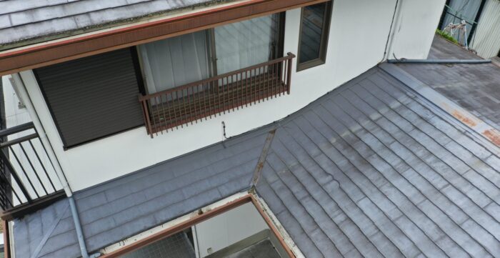 屋根の谷部分に汚れや水の通り跡が見られる様子