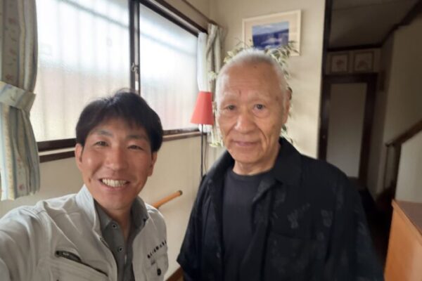 根本町のお客様との2ショット写真