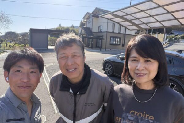 瑞浪市釜戸町のお客様との3ショット写真