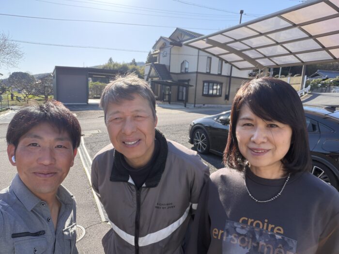 瑞浪市釜戸町のお客様との３ショット写真