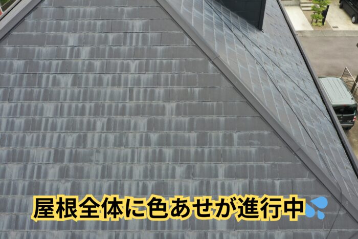 白っぽい筋状の色あせが発生しているスレート屋根