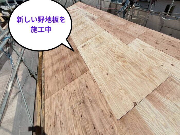 屋根全体に新しい構造用合板を張り強度を補強している様子