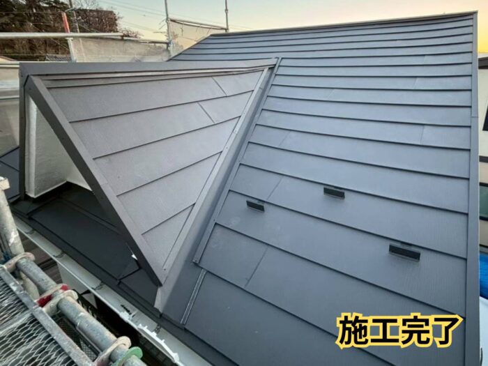 ブラック系金属屋根で仕上げたカバールーフ工事完成写真