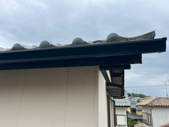 雨樋交換工事完了後の軒先の様子。新しい雨樋が建物に合わせてきれいに取り付けられ、雨水を適切に排水できる状態に改善された多治見市市之倉町の住宅。