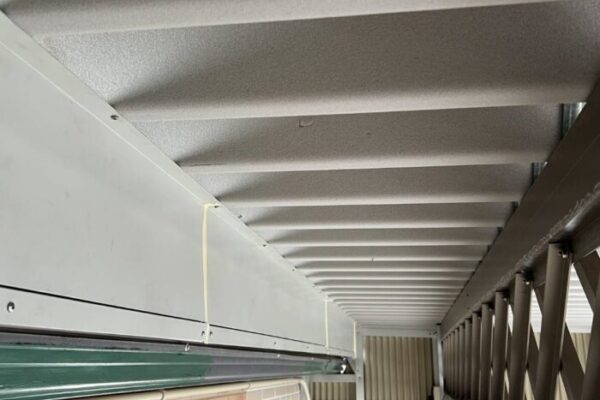 多治見市宝町で施工した車庫内水切り板金工事の完成写真。車庫天井と外壁の取り合い部分に板金水切りを新設し、雨水の浸入を防ぐため隙間なく丁寧に施工した様子。