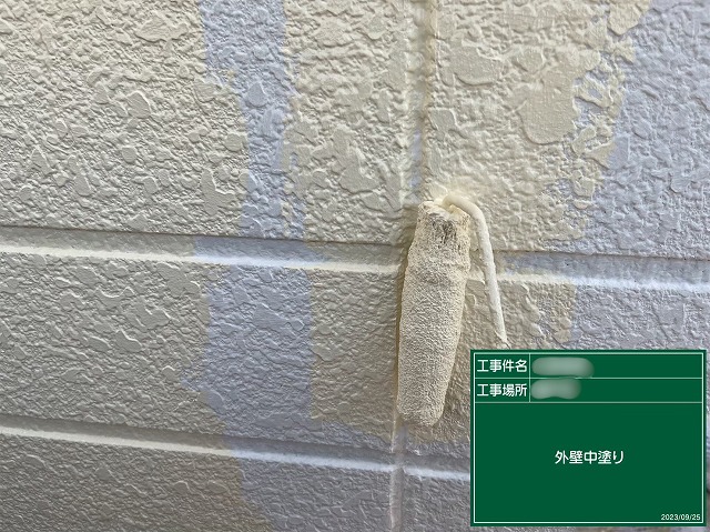 外壁塗装の中塗りを行い、塗膜に厚みをつけている様子
