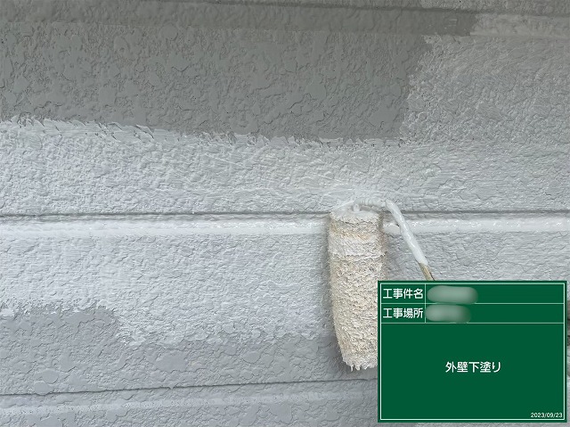 外壁塗装の下塗りを行い、塗料の密着性を高めている様子