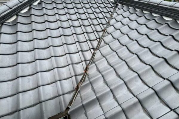 可児市緑で施工した屋根改修工事・外壁塗装後の瓦屋根。棟瓦や谷板金まで丁寧に施工され、屋根全体の瓦がきれいに整列し、防水性と耐久性が向上した美しい仕上がりの様子。