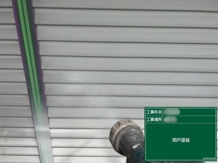 雨戸を丁寧に塗装し、美しい艶のある仕上がりにしている様子