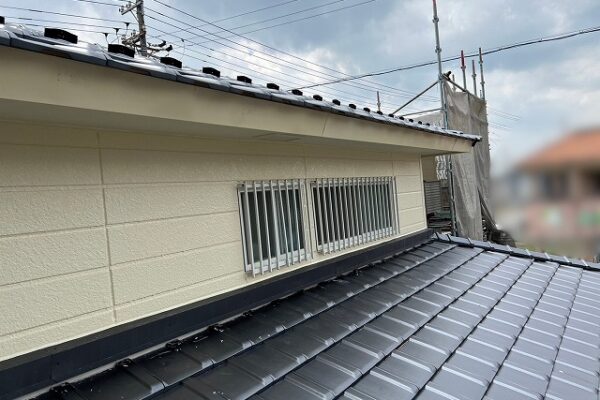 外壁塗装工事が完了し、建物全体が美しく生まれ変わった様子