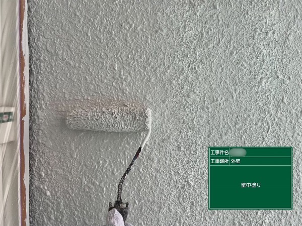 可児市愛岐ケ丘で外壁塗装の中塗りを施工している様子