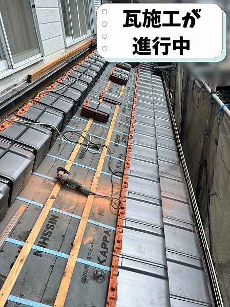 可児市桂ケ丘で栄四郎瓦「プラウドUU40G」を屋根全体へ施工している様子