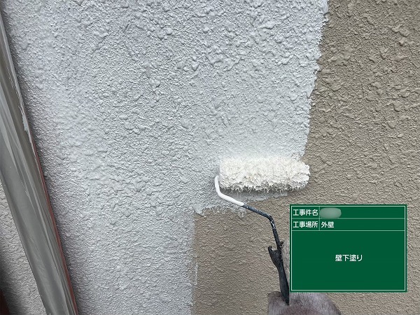 可児市愛岐ケ丘で外壁塗装の下塗りを施工している様子