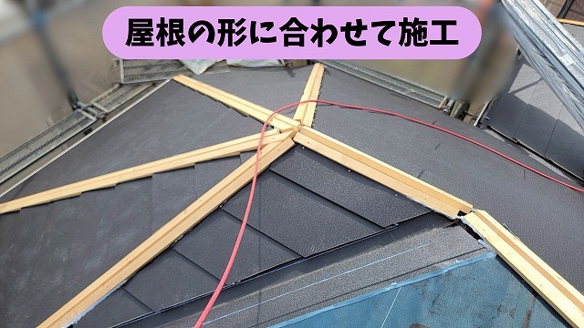 春日井市熊野町の屋根カバー工事で屋根上部の屋根材を施工している様子