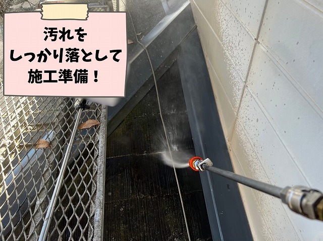 可児市中恵土で屋根カバー工法前に高圧洗浄を行っている様子