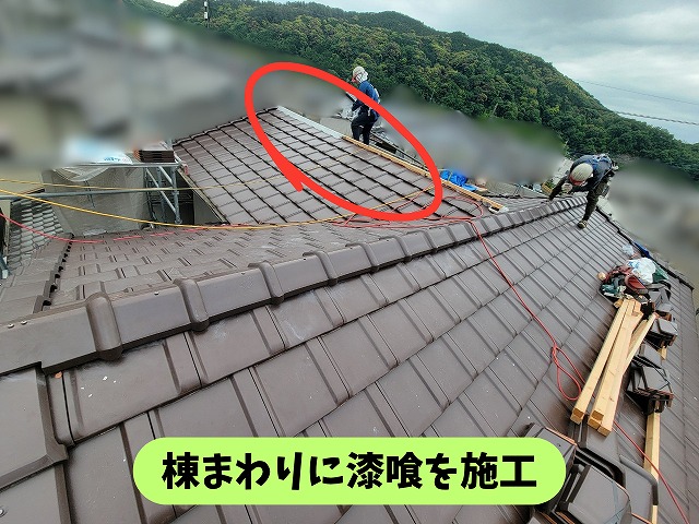 春日井市高蔵寺の屋根葺き替え工事で棟まわりに漆喰を施工する様子
