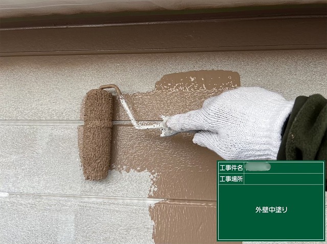 可児市中恵土で外壁の中塗りを行い、塗膜に厚みをつけている施工中の様子