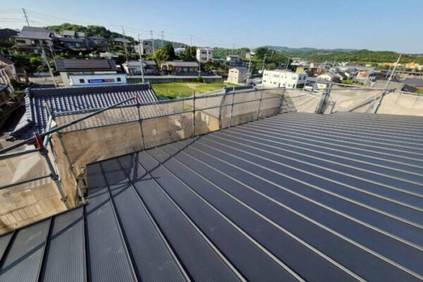 多治見市小泉町で施工したカバールーフ工事の完了写真。ブラックの立平金属屋根が美しく施工され、防水性・耐久性を高めた仕上がり。