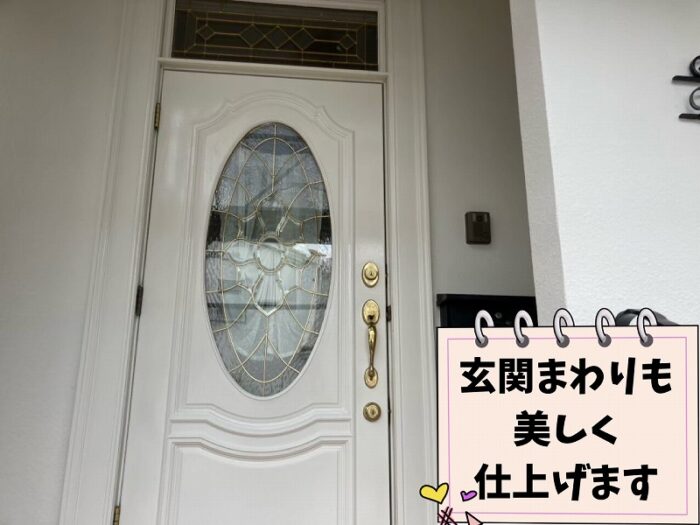 外壁塗装で玄関まわりを上塗り2回目まで施工した様子