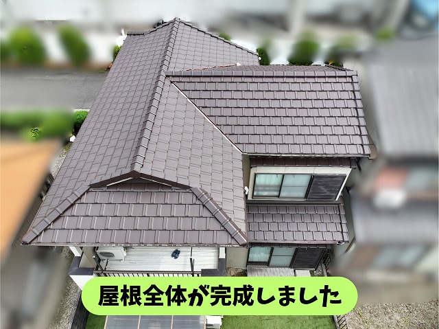 春日井市高蔵寺の屋根葺き替え工事で完成した瓦屋根をドローンで確認