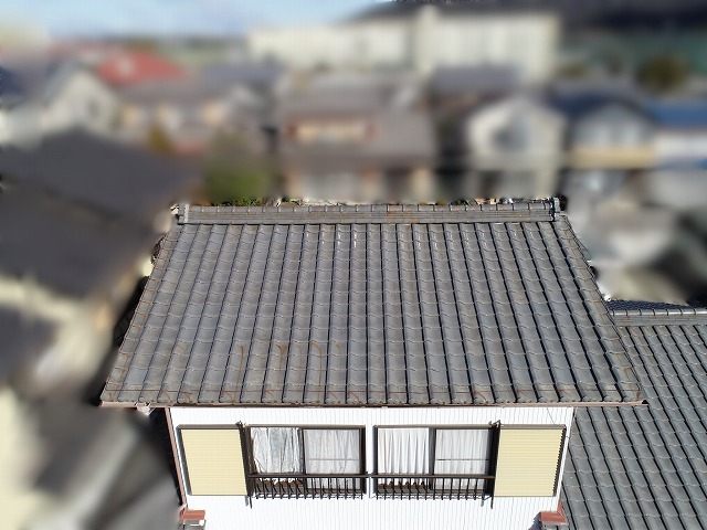 春日井市押沢台の住宅にある瓦屋根の表面を確認している様子