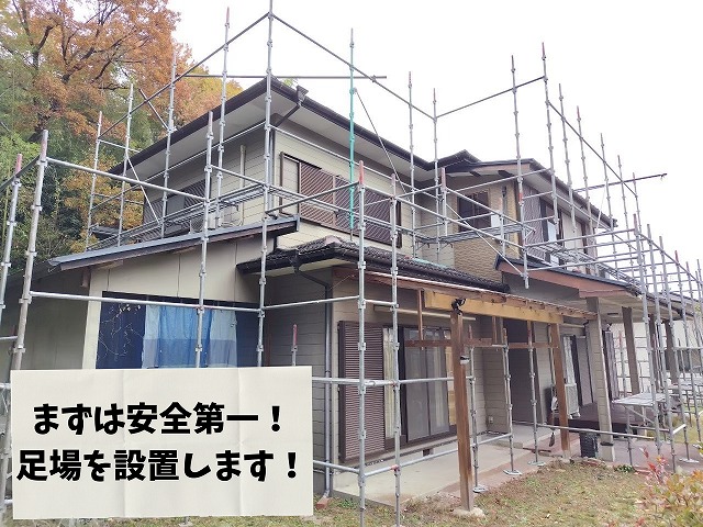可児市中恵土で屋根カバー工法と外壁塗装工事のため足場を設置した様子