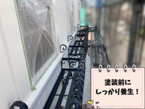 春日井市熊野町にて、外壁塗装前に窓やサッシをビニールで養生している様子