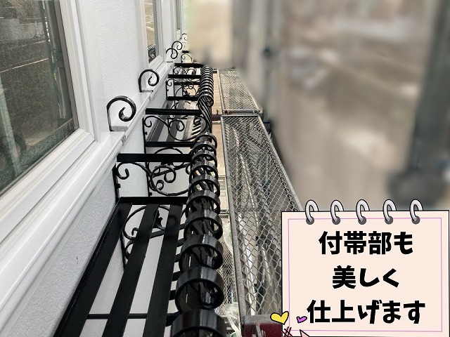 外壁塗装で付帯部の上塗り2回目を施工した様子