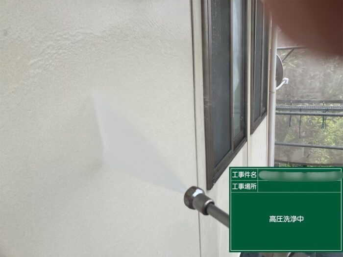 春日井市石尾台の住宅で外壁の高圧洗浄を行っている様子