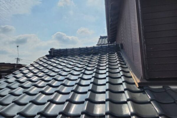 棟瓦をきれいに積み直し、建物の外壁と屋根の取り合い部分も板金で仕上げた施工後の様子。