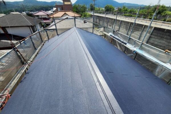 多治見市平井町でスーパーガルテクトを使用し、既存屋根を美しいダークカラーの金属屋根にリフォームした施工後の様子